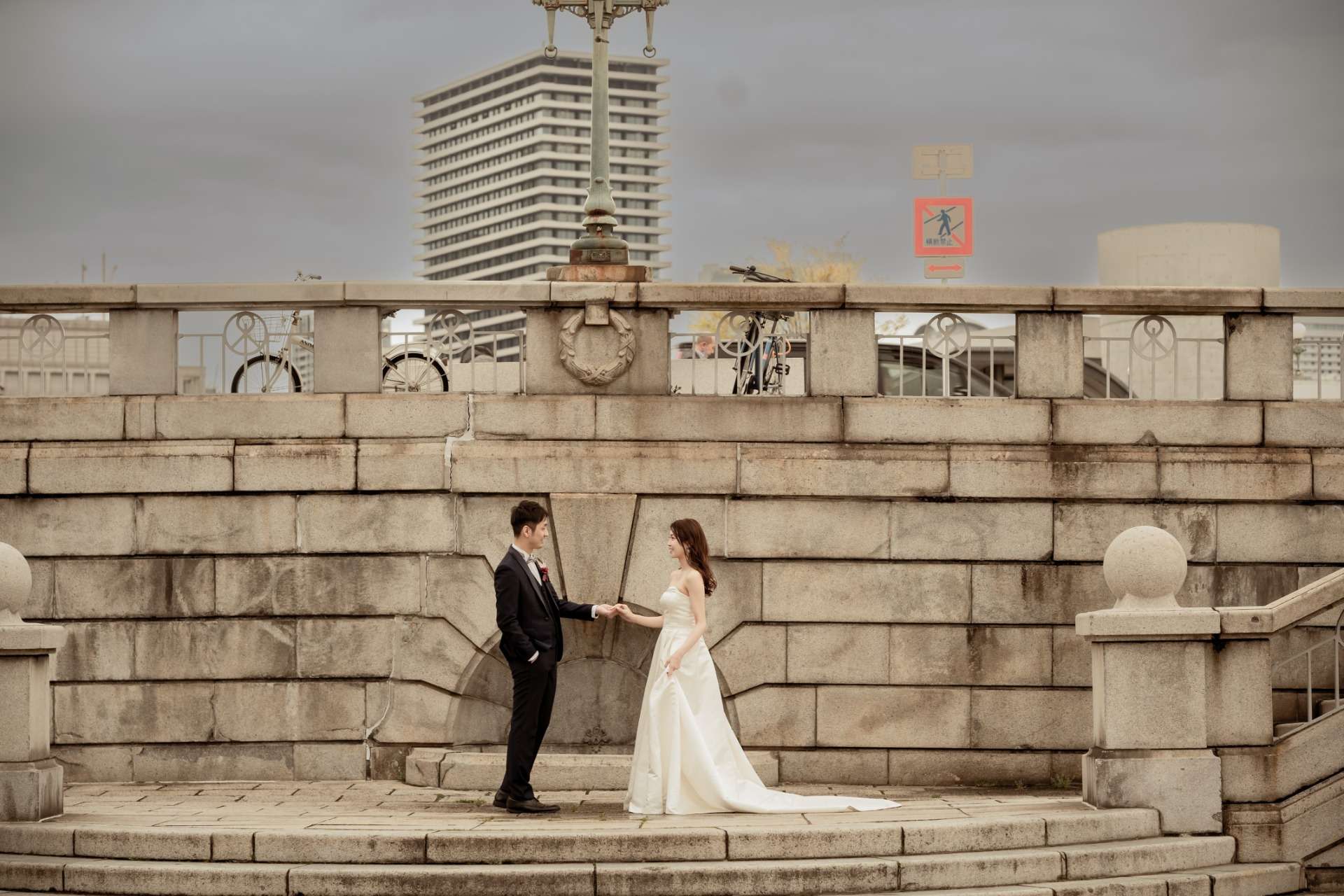 中之島公園では夜も日中も美しい前撮りができます。大阪府堺市フォトスタジオtakane wedding