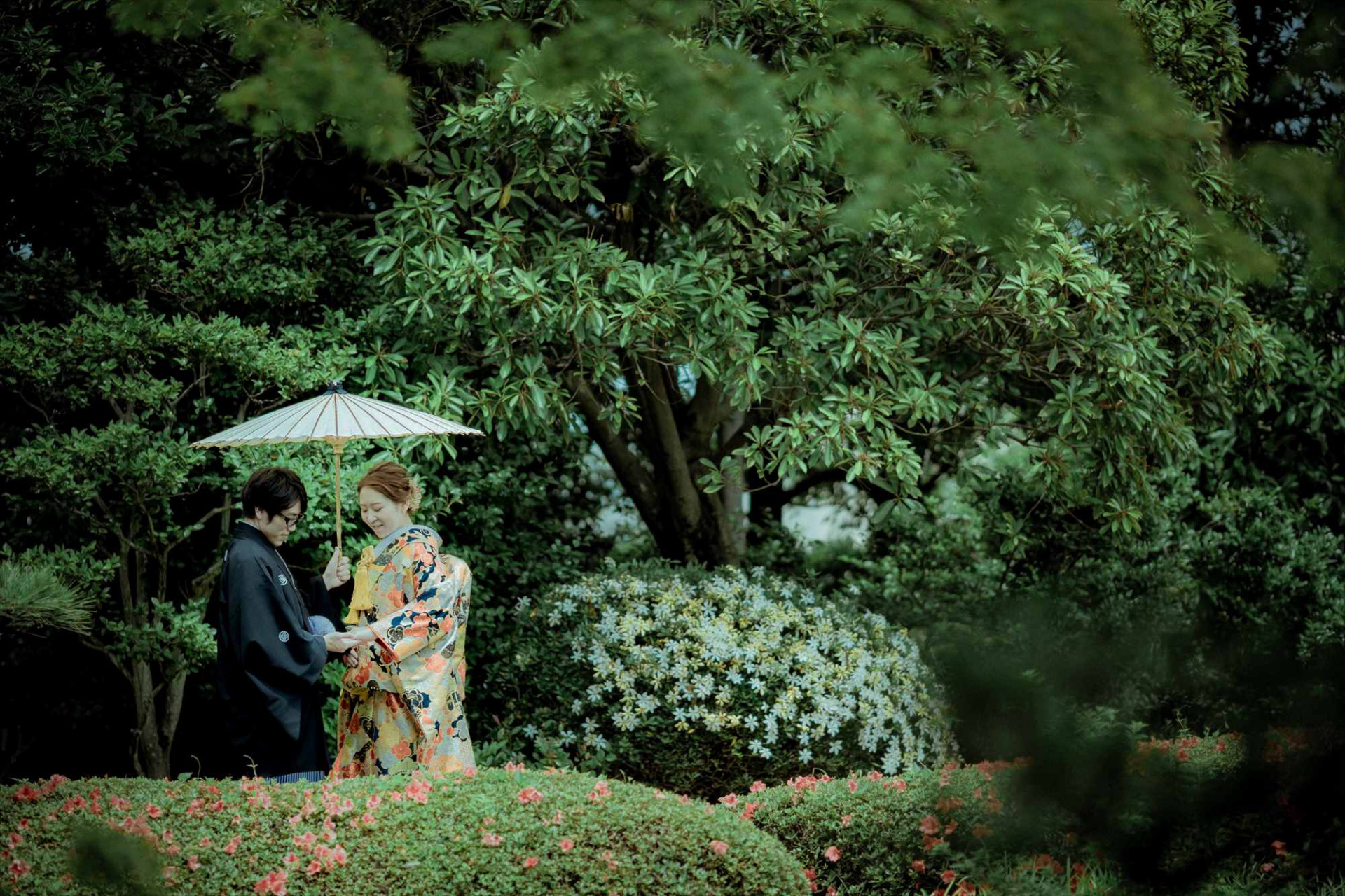 和装は日本庭園で洋装は森や海で自然体のお二人を撮影します